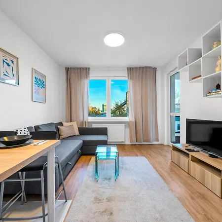 아파트 Airport - Balcony, Parking, Bus Nearby - By Rentujemy