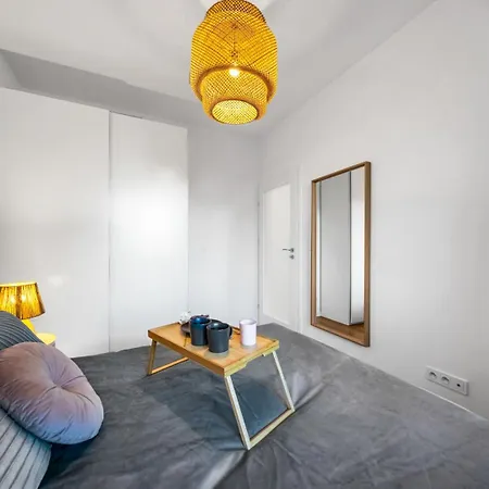 Apartment Airport - Balcony, Parking, Bus Nearby - By Rentujemy *