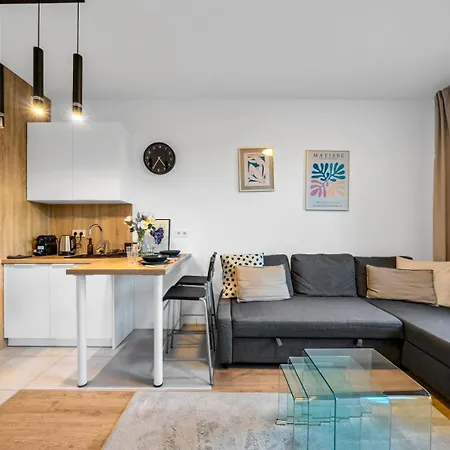 Airport - Balcony, Parking, Bus Nearby - By Rentujemy 아파트