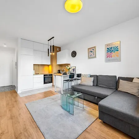Apartment Airport - Balcony, Parking, Bus Nearby - By Rentujemy *