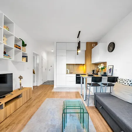 Apartment Airport - Balcony, Parking, Bus Nearby - By Rentujemy *