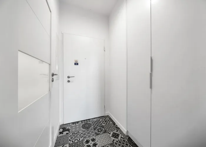 Airport - Balcony, Parking, Bus Nearby - By Rentujemy Apartment