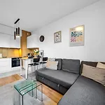 Airport - Balcony, Parking, Bus Nearby - By Rentujemy شقة