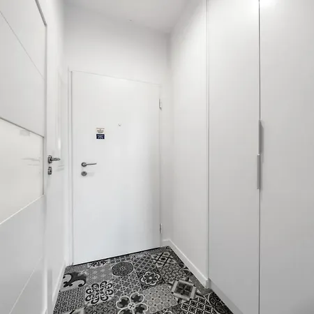 Airport - Balcony, Parking, Bus Nearby - By Rentujemy Apartment