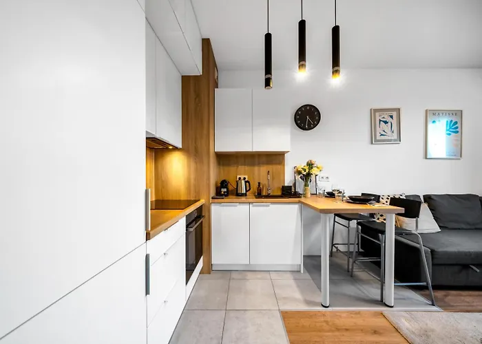 Airport - Balcony, Parking, Bus Nearby - By Rentujemy Διαμέρισμα *